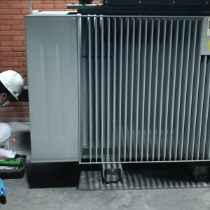 Proses Sampling PCBs Metoda Uji Cepat Dexsil pada Transformator di PT. Waskita Karya (2)