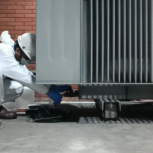 Proses Sampling PCBs Metoda Uji Cepat Dexsil pada Transformator di PT. Waskita Karya (3)